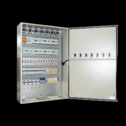 Otwarta metalowa szafa sterownicza z widocznymi elementami instalacji elektrycznej, w tym liczniki, bezpieczniki, przewody i złączki, umieszczona na czarnym tle.