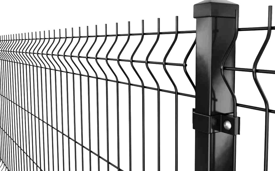 Fragment czarnego ogrodzenia panelowego z metalowym słupkiem, widok z bliska na łączenie w Zbrojewsku.