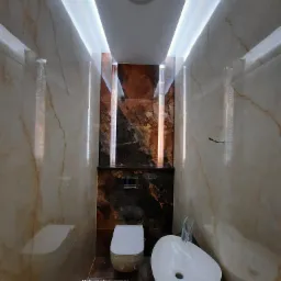 Elegancka łazienka z marmurowymi płytkami w odcieniach beżu i brązu, podświetlanym sufitem LED, wiszącą toaletą i owalną umywalką nablatową.