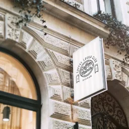 Projekt kasetonu świetlnego przy wejściu do kawiarni.