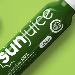 Zdjęcie przedstawia zieloną butelkę soku Sun Juice o pojemności 500ml z białym napisem i logo, leżącą ukośnie na jasnozielonym tle z połówkami kiwi i całym kiwi. Opakowanie soku ma minimalistyczny...