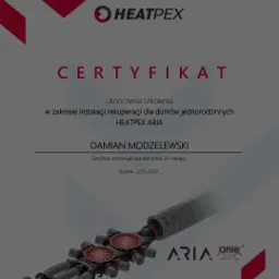 Certyfikat ukończenia szkolenia w zakresie instalacji dla domów jednorodzinnych HEATPEX ARIA, Damian Modzelewski, element instalacji widoczny w dolnej części zdjęcia.