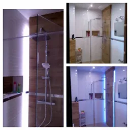 Nowoczesna kabina prysznicowa walk-in z drewnopodobnymi panelami, chromowaną armaturą i oświetleniem LED, widok z różnych perspektyw.