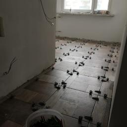 Zdjęcie zrobione podczas Kompletnego remontu mieszkania dla klienta na zdjęciu świeżo wykafelkowana kuchnia