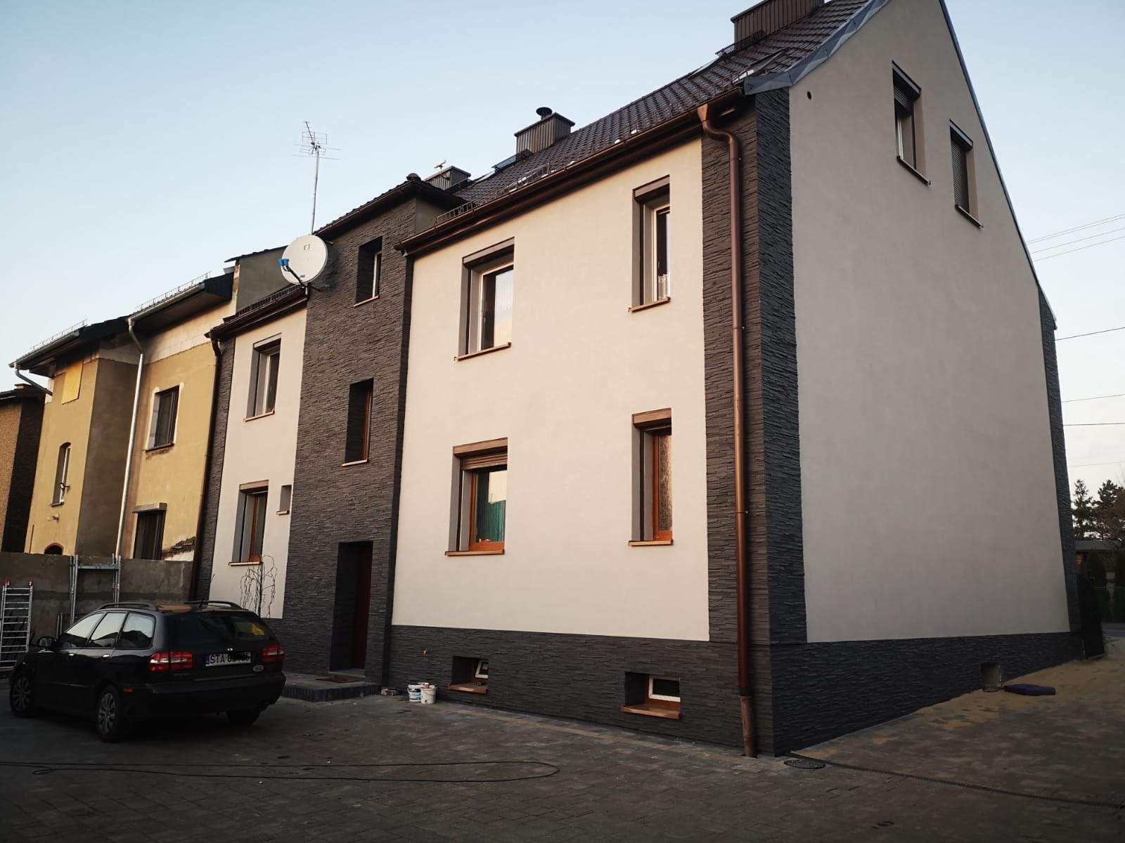 tutaj wykonaliśmy ocieplanie budynku wraz z całą elewacją