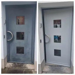 Zdjęcie przedstawia drzwi wejściowe przed i po renowacji: po lewej stronie brudne, szare drzwi z plamami i zabrudzeniami, po prawej świeżo pomalowane na jasnoszaro, czyste drzwi z nową farbą...