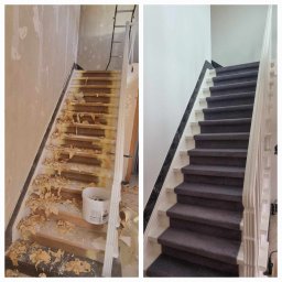 KLAM-BUD PAINT - Porównanie stanu schodów przed i po: usunięte stare wykończenie i resztki kleju na stopniach, nowa szara wykładzina na schodach z białymi balustradami i czarnym marmurem na ścianie.