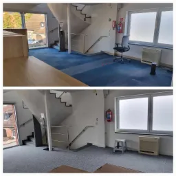 Dwa ujęcia tego samego biura przed i po położeniu nowej wykładziny dywanowej w kwadraty, widoczne schody, okna z matową folią i grzejnik elektryczny.