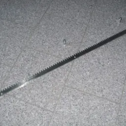 Metalowa listwa zębata o wymiarach 8x30x1000 mm leżąca na podłodze z płytek, widoczne trzy śruby mocujące.