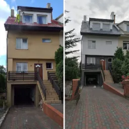 Porównanie domu przed i po: po lewej elewacja w odcieniach beżu, pracownik w neonowym stroju czyści dach myjką ciśnieniową, po prawej dom z elewacją w odcieniach szarości i bieli.