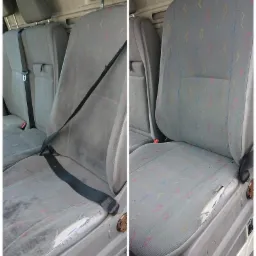 Porównanie: Fotel samochodowy przed i po praniu tapicerki, widoczne znaczne usunięcie zabrudzeń i plam, oraz rozdarcie tapicerki na krawędzi siedziska.