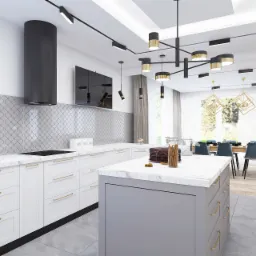 Jasna, nowoczesna kuchnia z wyspą, białymi szafkami z złotymi uchwytami, szarym backsplashiem w kształcie rybiej łuski, czarnym okapem i widokiem na jadalnię z niebieskimi krzesłami. Na wyspie leżą...