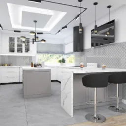 Nowoczesna, jasna kuchnia z wyspą, marmurowym blatem, hokerami, mozaiką na ścianie, czarną lodówką i designerskim oświetleniem.