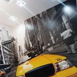 Fototapeta z motywem nowojorskiej ulicy z żółtą taksówką na ścianie, oświetlenie sufitowe punktowe.