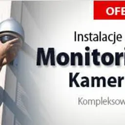 Mężczyzna w kasku instaluje kamerę CCTV na zewnątrz budynku, widoczny fragment ściany i schody, na zdjęciu widoczny napis 'Instalacje / Montaż Monitoringu Kamer CCTV Kompleksowe usługi'.