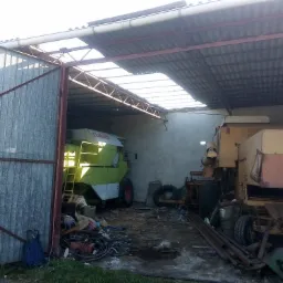 Stodoła z pokryciem eternitowym. Nowe pokrycie zerwane fragmentu dachu blacha.