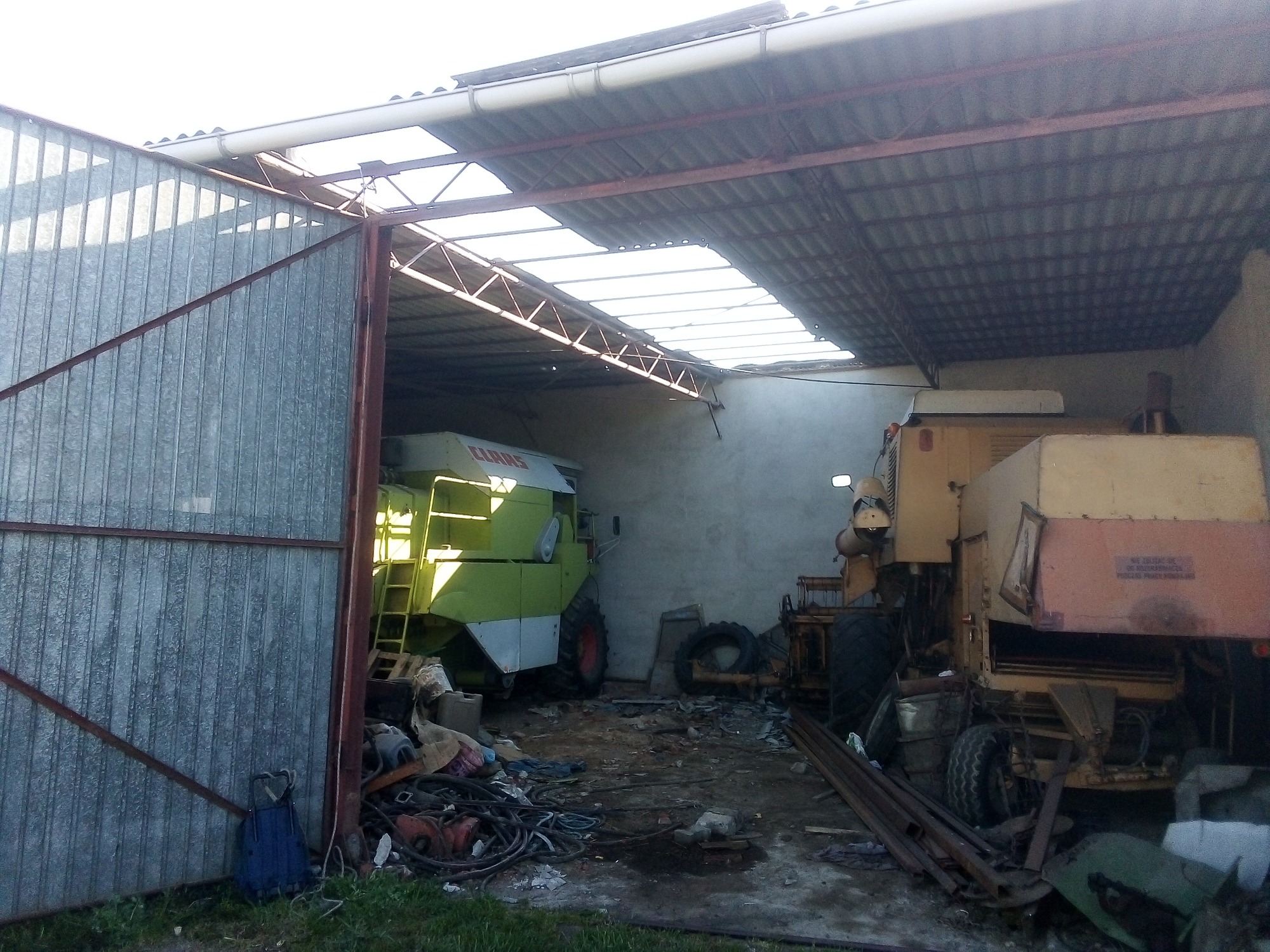 Stodoła z pokryciem eternitowym. Nowe pokrycie zerwane fragmentu dachu blacha.