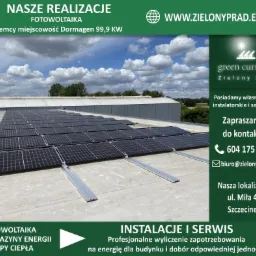 Instalacja paneli słonecznych na dachu budynku przemysłowego w Dormagen, Niemcy, o mocy 99,9 kW, widoczne niebo z chmurami.