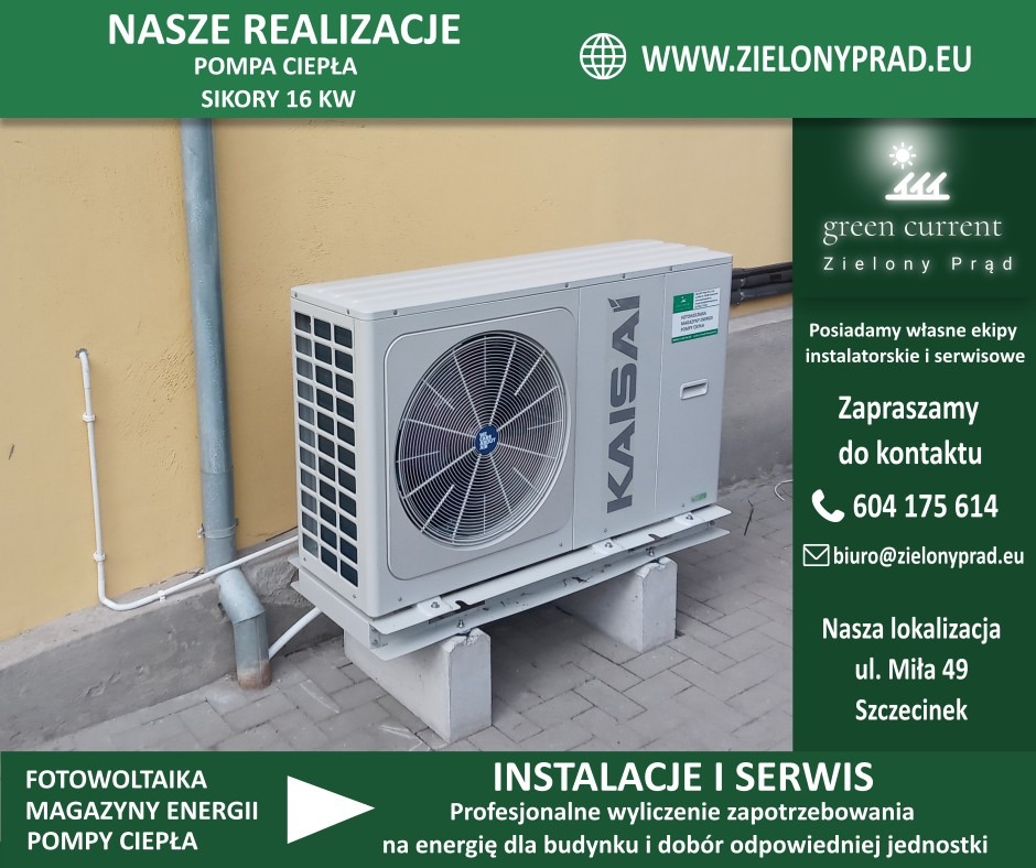Zewnętrzna jednostka pompy ciepła Kaisai zamontowana na betonowych blokach, z widocznymi rurami instalacyjnymi przy ścianie budynku. Na ścianie widoczne logo i dane kontaktowe firmy Zielony Prąd.