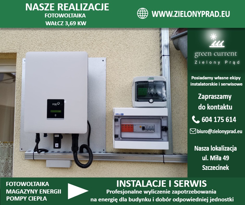 Zamontowany inwerter fotowoltaiczny FoxESS na ścianie budynku, obok skrzynka elektryczna i licznik, elementy instalacji elektrycznej na zewnątrz budynku.