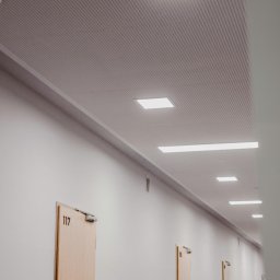Panele LED slim oraz oprawy ewakuacyjne w ciągach komunikacyjnych Szkoły Muzycznej im. S.Moniuszki w Łodzi - lipiec 2023