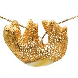 Wisiorek zaprojektowany na Amberif 2019. Forma całkowicie zaprojektowana w programie 3D. Dzięki drukowi w wosku odlewniczym udało się uzyskać formę a wykonalną dla rzemieślnika metodami ręcznymi.