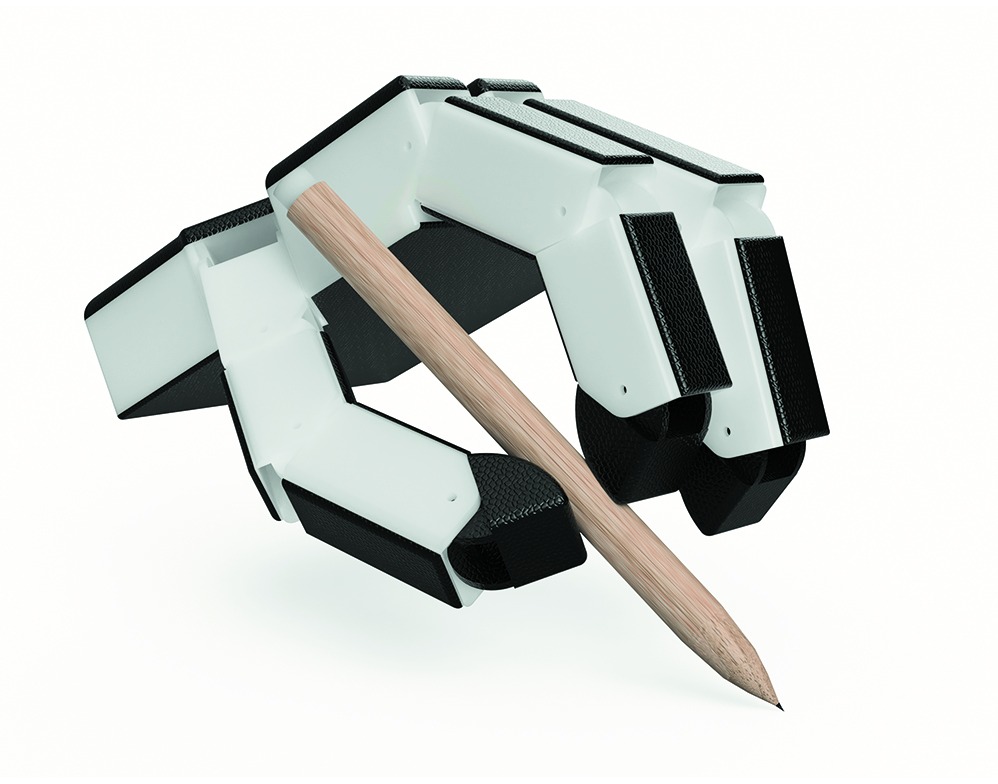 Mechaniczna dłoń trzymająca ołówek na białym tle, render 3D.