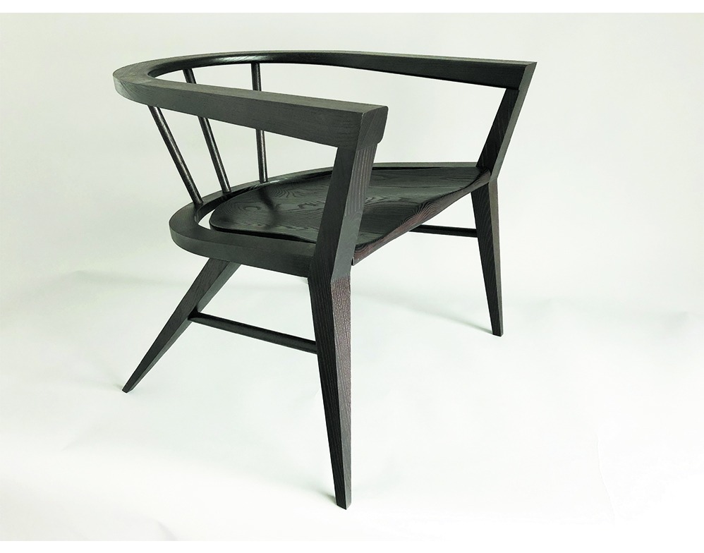 Ciemne, drewniane krzesło o nietypowej konstrukcji z okrągłym oparciem i trójkątnymi nogami na białym tle.