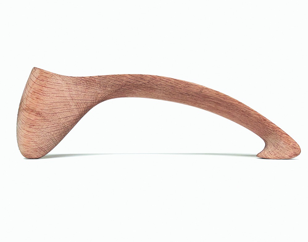 Abstrakcyjna, organiczna forma z drewna o ciepłym odcieniu, przypominająca rzeźbę lub element architektoniczny, na czystym białym tle.