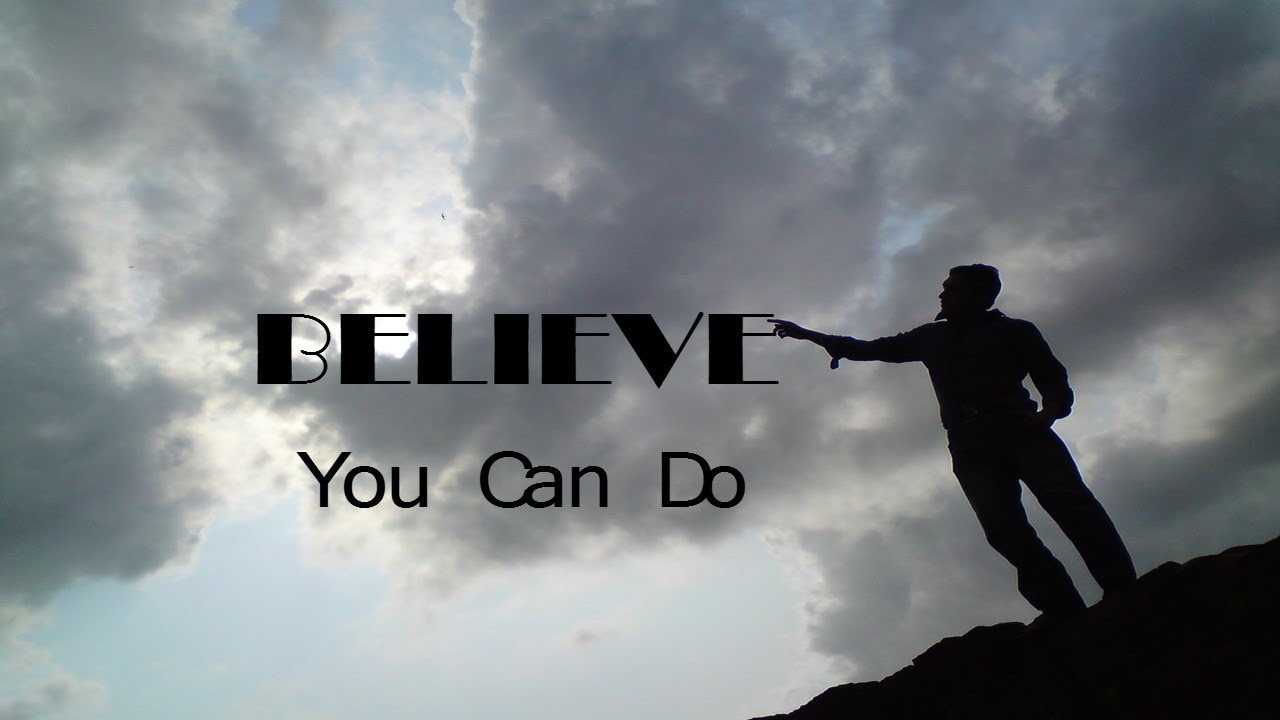 Sylwetka mężczyzny wskazującego palcem w stronę napisu 'BELIEVE You Can Do' na tle pochmurnego nieba.