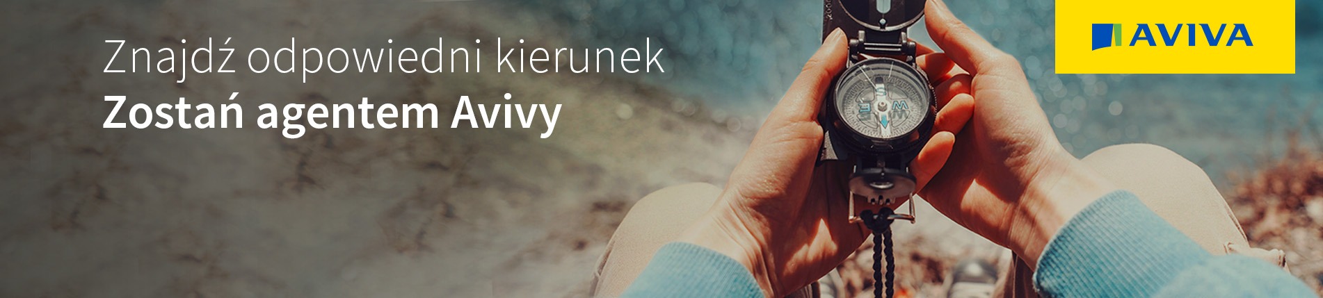Osoba trzyma kompas na tle rozmytego krajobrazu, z logo Aviva w prawym górnym rogu, sugerujące znalezienie odpowiedniego kierunku ubezpieczenia.