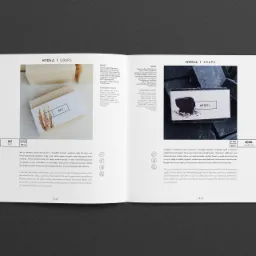 Katalog produktowy Ministerstwa Dobrego Mydła prezentujący mydła rzemieślnicze: Ryż i Węgiel, z opisami składników i właściwości na białym tle.