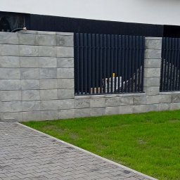 - Fundament + Bloczki
- Montaż ogrodzenia
- Niwelacja terenu
- Siew trawy