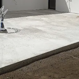 - Niwelacja terenu - Stabilizacja: beton + kamień - Zbrojenie - Płyta fundamentowa tarasowa