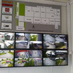 Inneco - Wizualizacja systemu sygnalizacji pożaru na monitorach, prezentująca widok z kamer przemysłowych na terenie zakładu, obok schemat budynku z oznaczeniami stref.