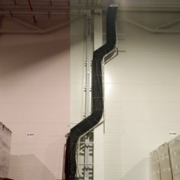 Inneco - Rozbudowana instalacja kablowa w hali magazynowej, kable prowadzone w korytach pionowo wzdłuż ściany, pracownik przyłącza kolejne przewody do skrzynki rozdzielczej.