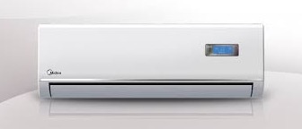 Biała jednostka wewnętrzna klimatyzatora Midea z wyświetlaczem cyfrowym, widok z przodu na jasnym tle.