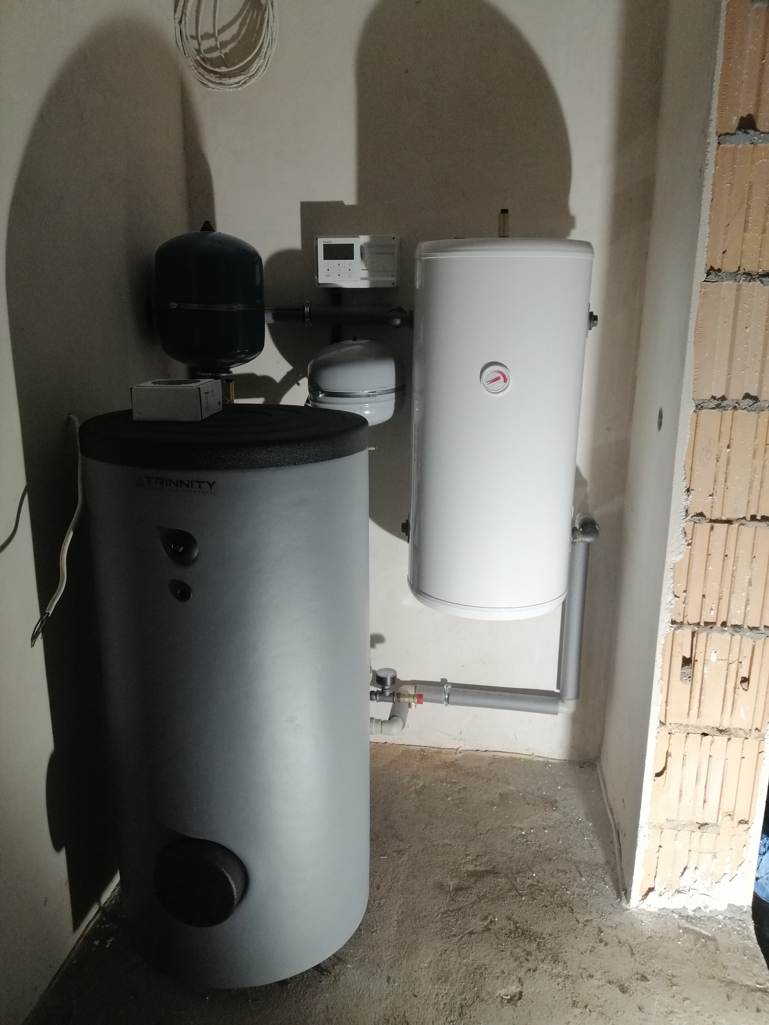 Minimalizacja pomieszczenia maszynowni pompy ciepła. Zajmuje nie całe 1,5mkw.