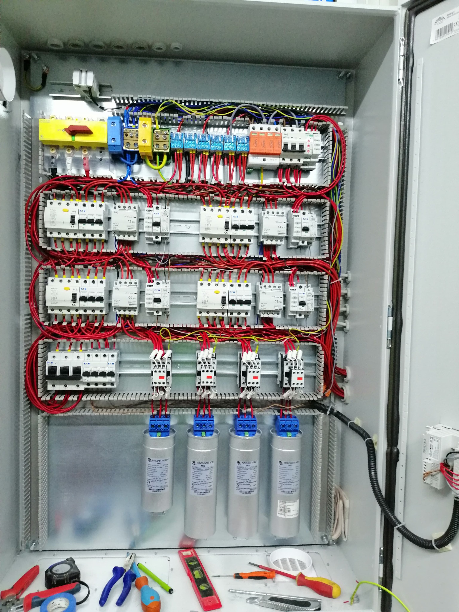 Zasilanie, sterowanie i kompensacja mocy biernej dla dużych układów systemów grzejnych.