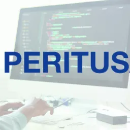 Ekran komputera z wyświetlonym kodem i logo Peritus ACT nałożonym na obraz, dłonie piszą na klawiaturze, jasne tło.