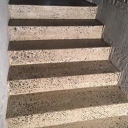 Polfloormax - Betonowe schody z widocznym kruszywem, prowadzące w dół, oświetlone naturalnym światłem w surowym wnętrzu.