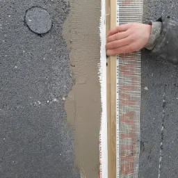 Obsadzanie delatacji na bloku