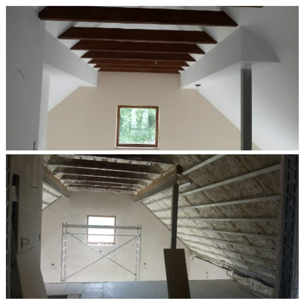 Porównanie poddasza przed i po ociepleniu pianką PUR, widoczne drewniane belki stropowe i okno dachowe.