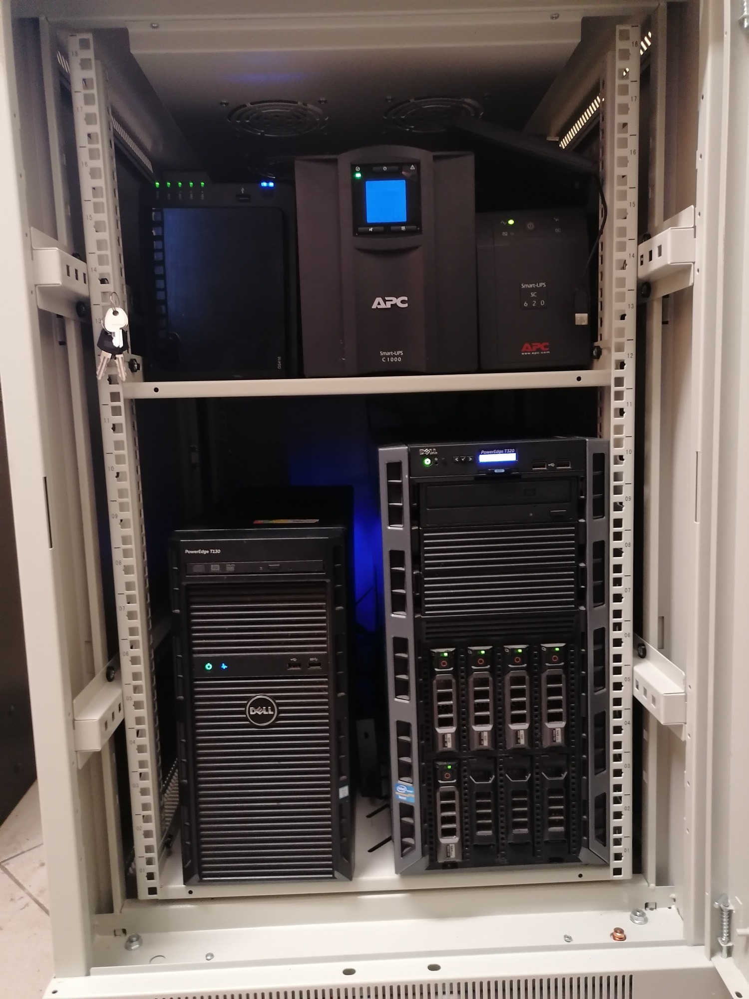 małe szafy tez mają swój urok