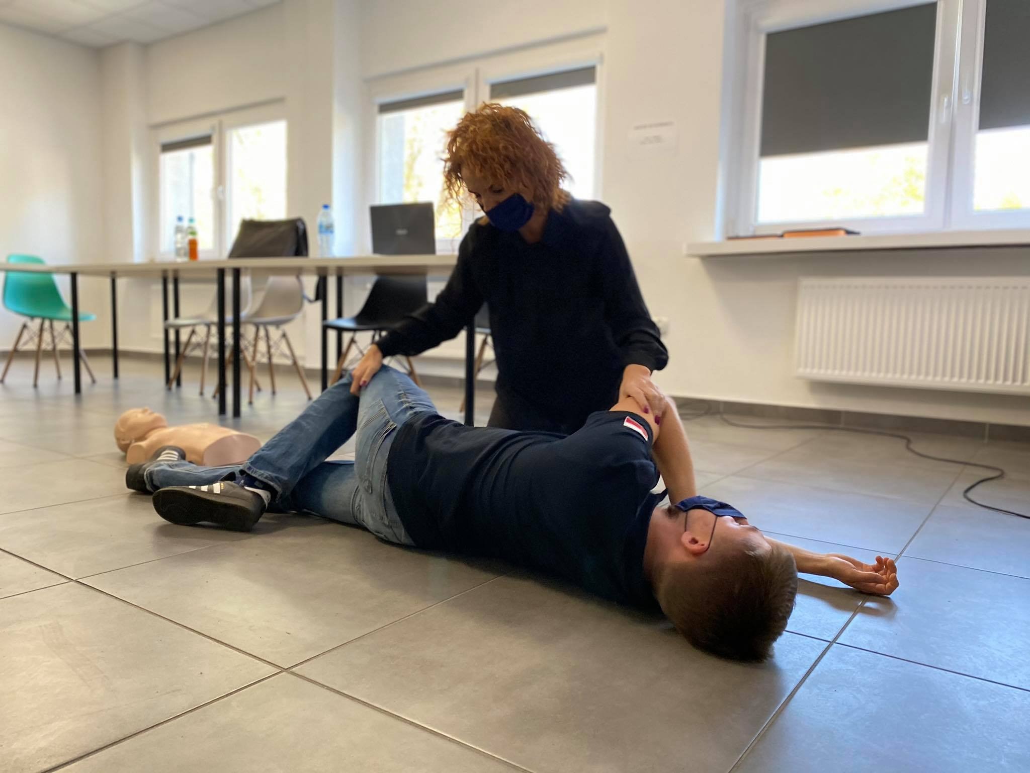 Ćwiczenia praktyczne pozycji bocznej bezpiecznej.