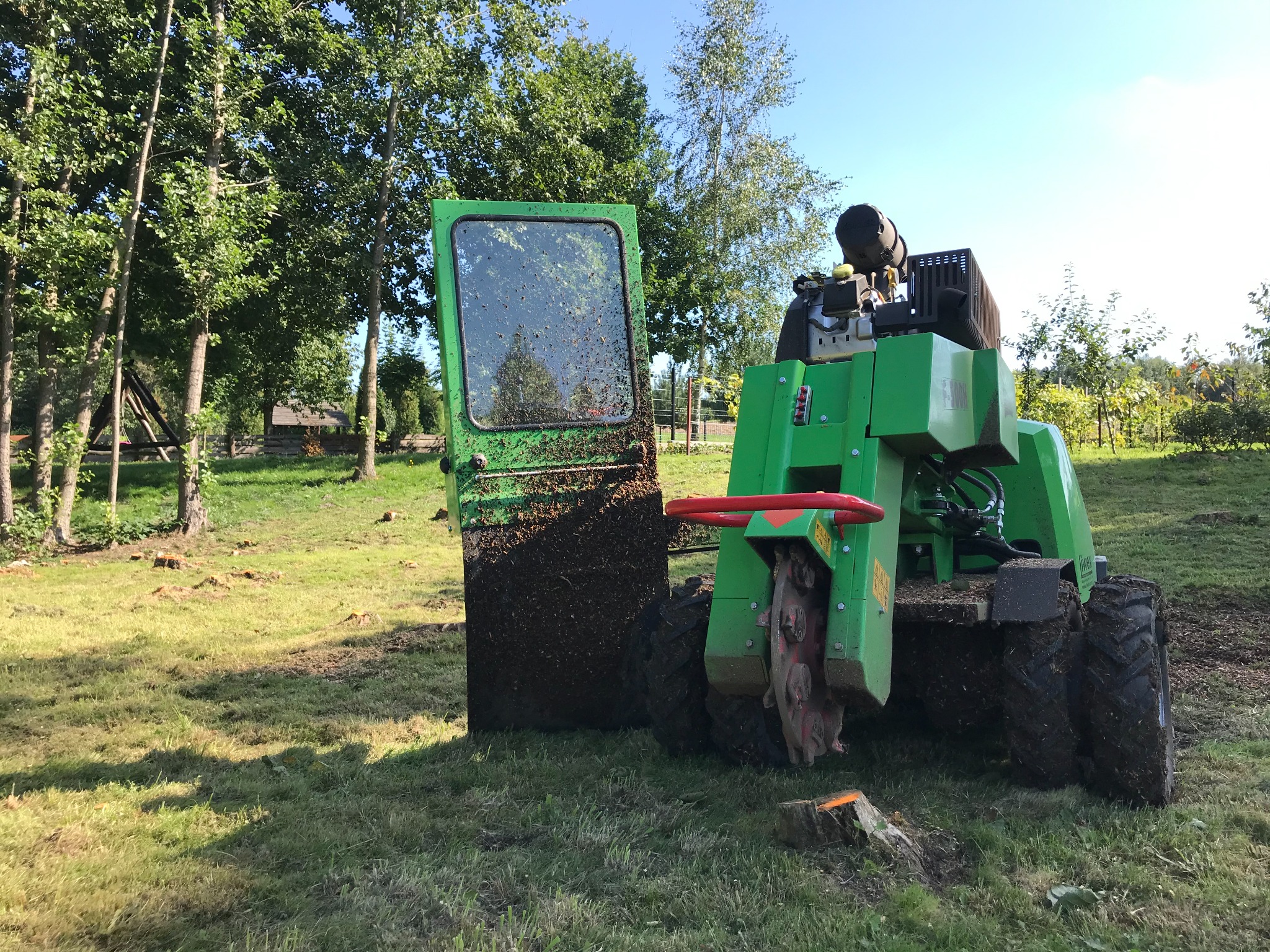 Frezowanie pni na terenie podmokłym, ogród prywatny. woj. świętokrzyskie.