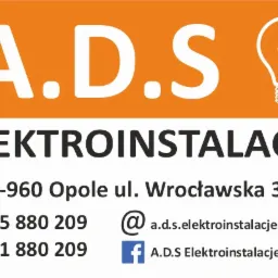 Logo firmy A.D.S Elektroinstalacje z Opola, oferującej usługi elektryczne, z adresem, numerami telefonów, adresem e-mail i odnośnikiem do profilu na Facebooku.