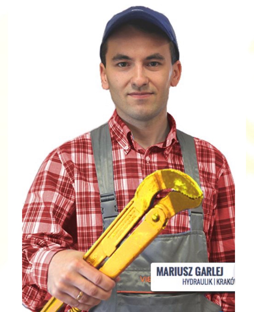 Hydraulik Mariusz Garlej z Krakowa, w czerwonej koszuli w kratę i niebieskiej czapce, trzyma żółty klucz do rur.