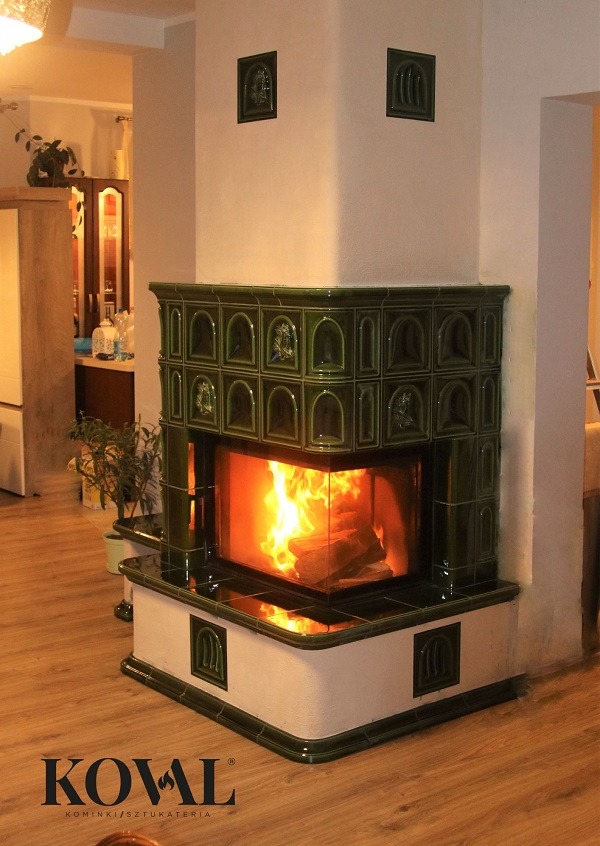 Kominek z kafli 'zieleń bytelkowa'z ławeczka 2