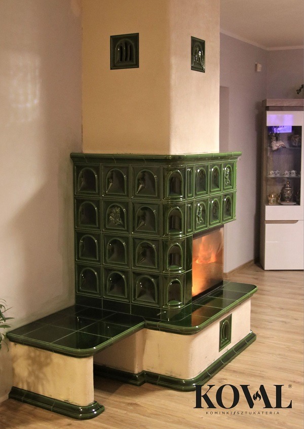 Kominek z kafli 'zieleń bytelkowa'z ławeczka 3